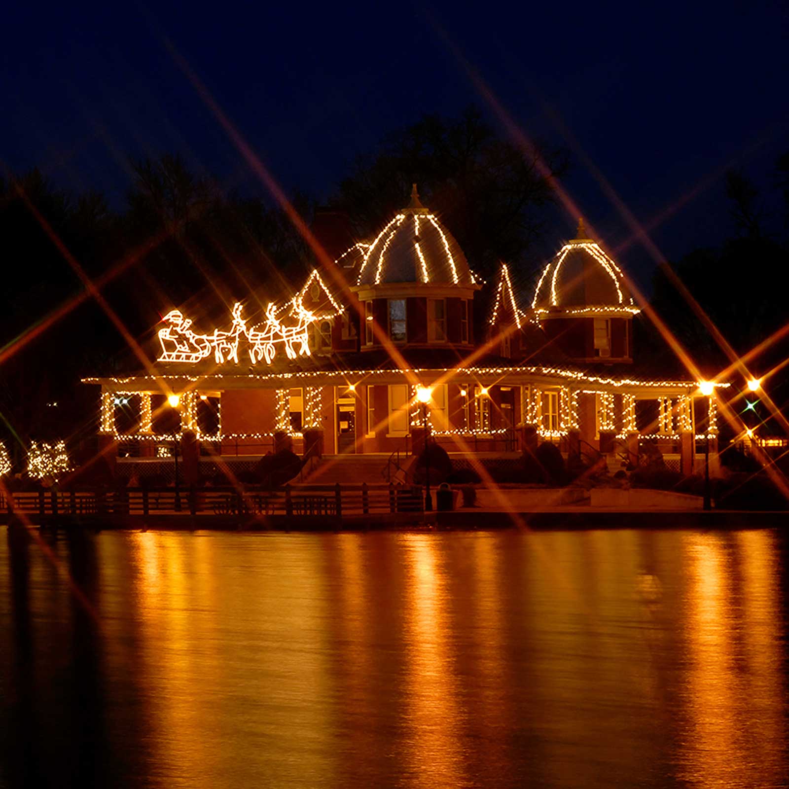 Pekin Pavilion decorated with Christmas lights