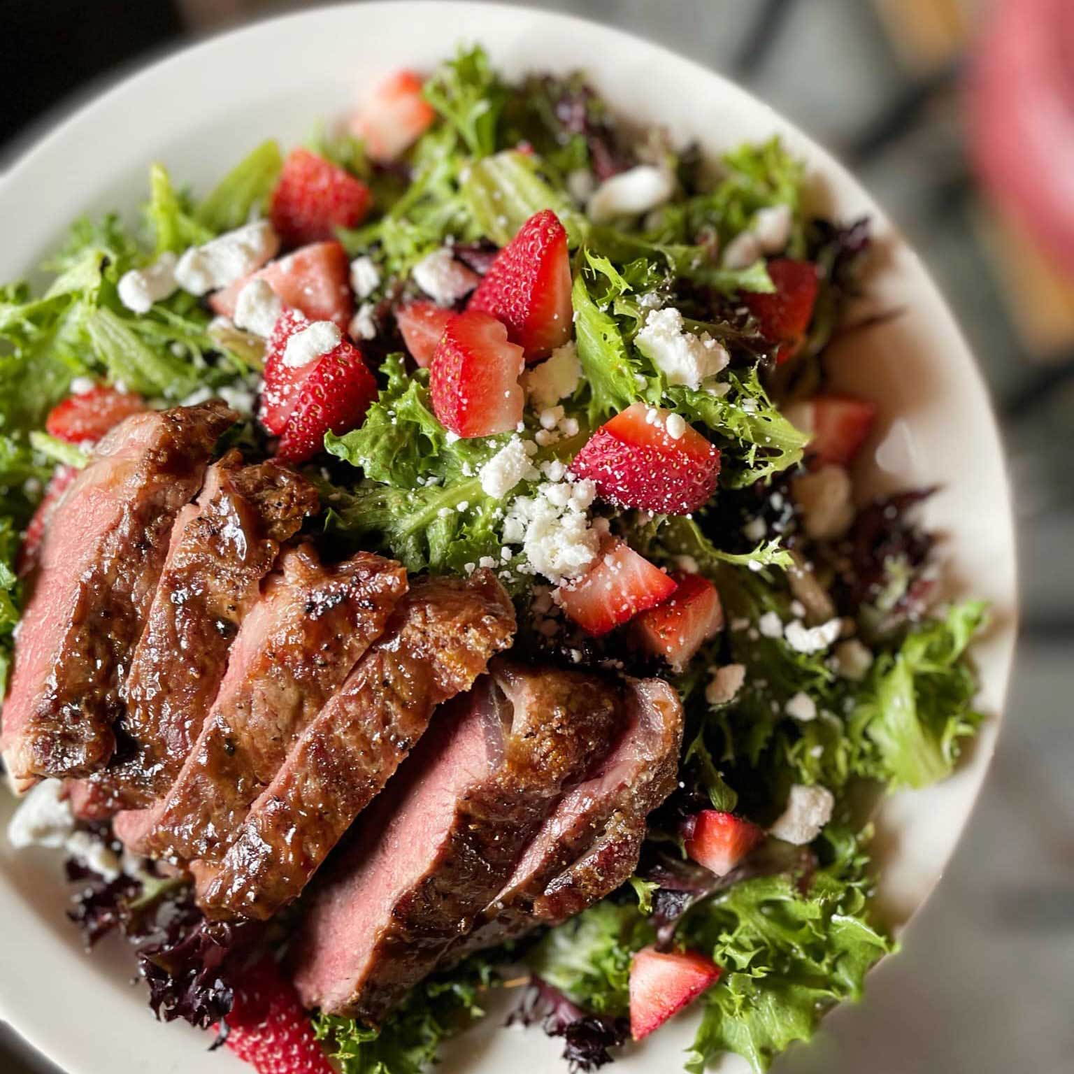 salad with steak and stawberries